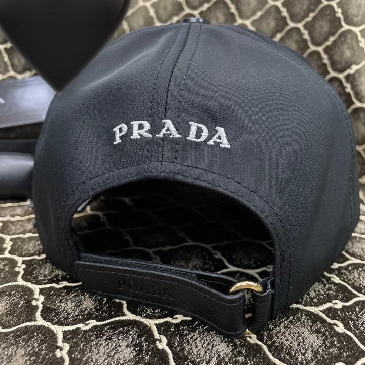 кепки Prada