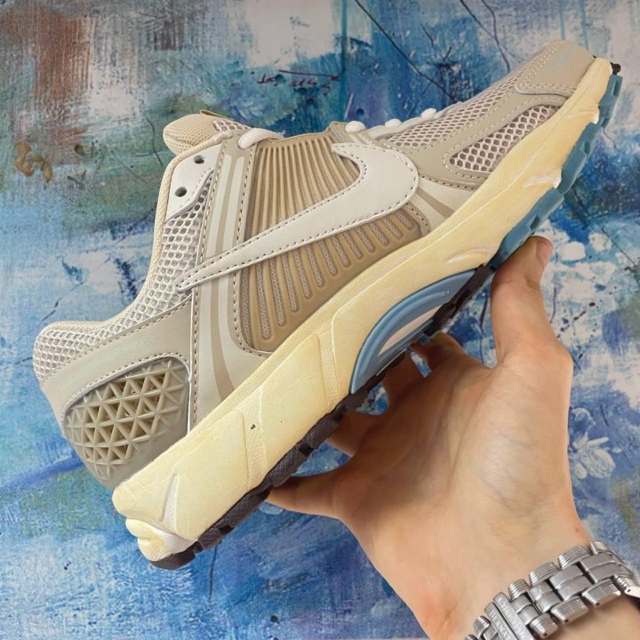 NIKE Zoom Vomero 5