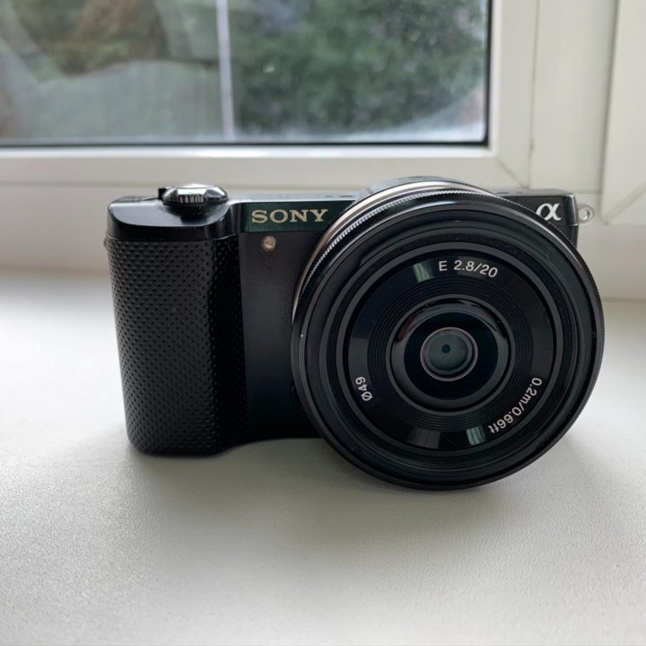 Фотоаппарат Sony α5000 с объективом Sony E 2.8/20