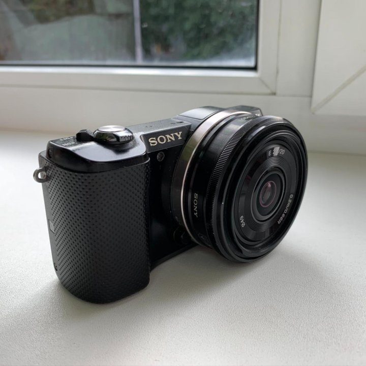 Фотоаппарат Sony α5000 с объективом Sony E 2.8/20