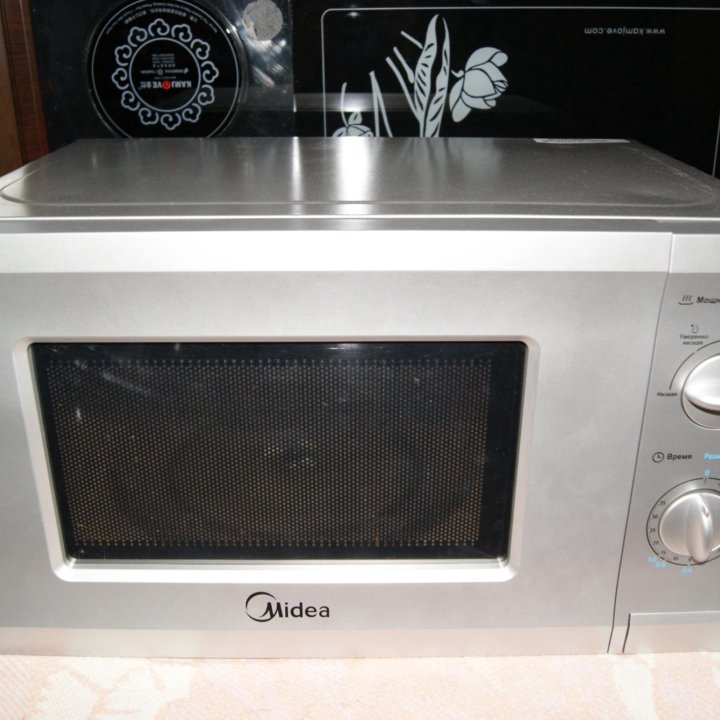 2. Микроволновая печь Midea MM720CPI-S