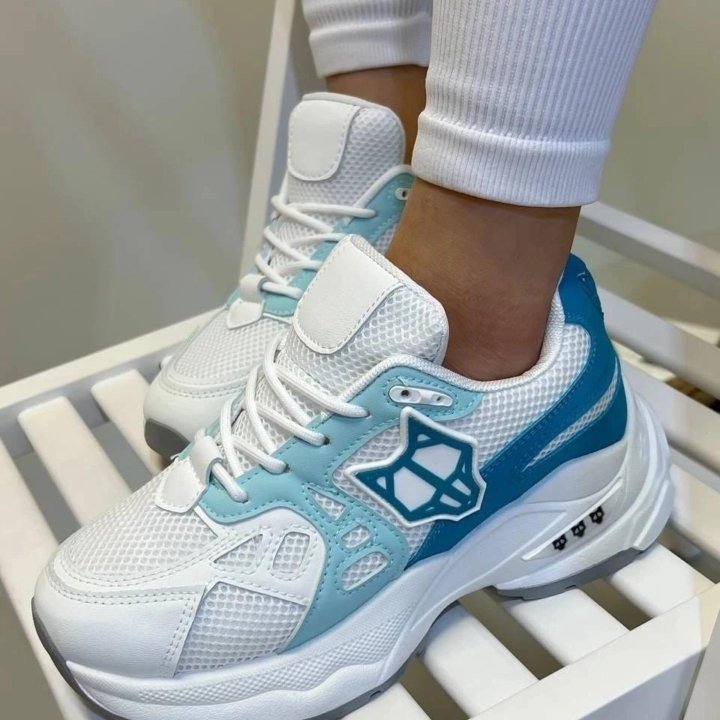 Кроссовки новые