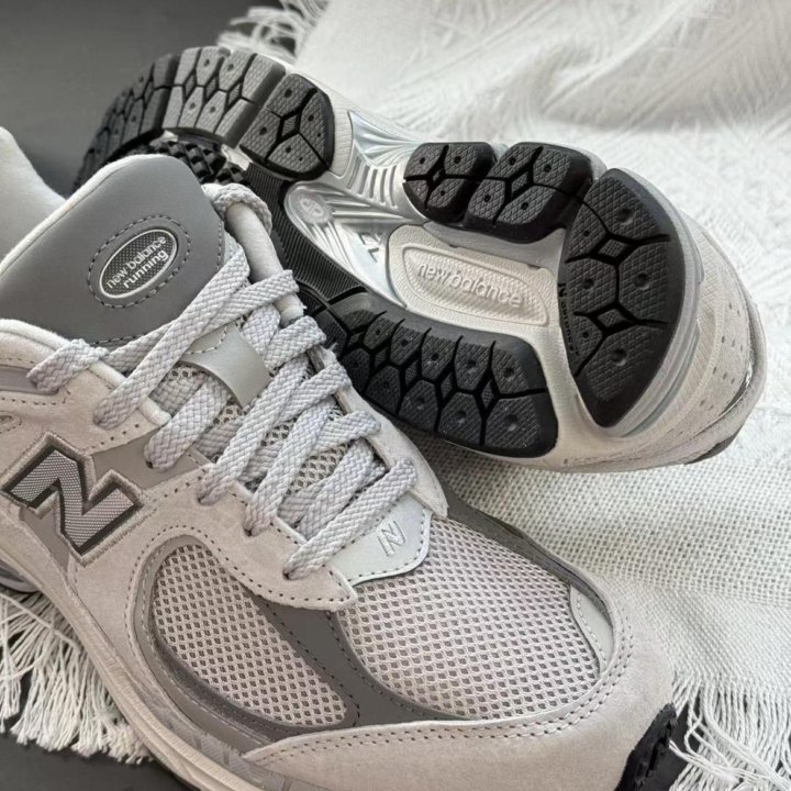 New Balance NB 2002R