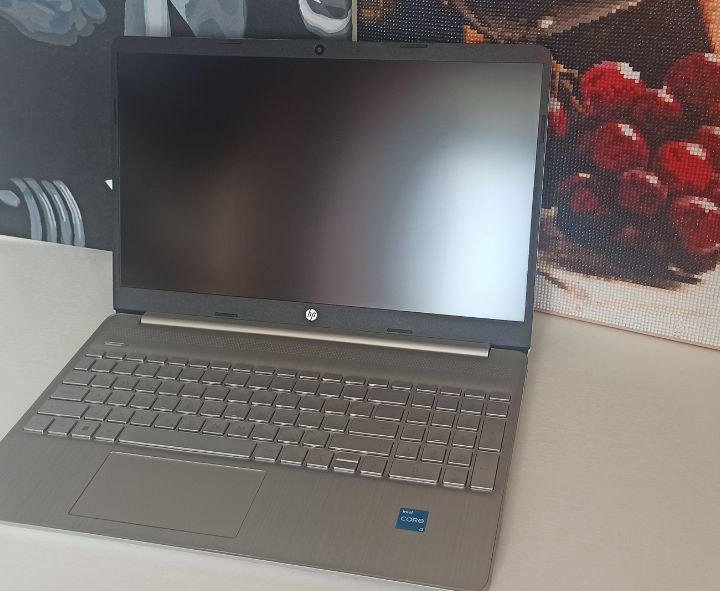 Ноутбук HP Laptop 15s - Intel Core i3