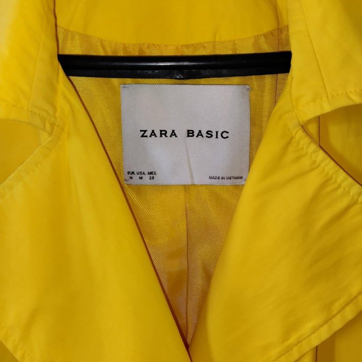 Яркий плащ Zara