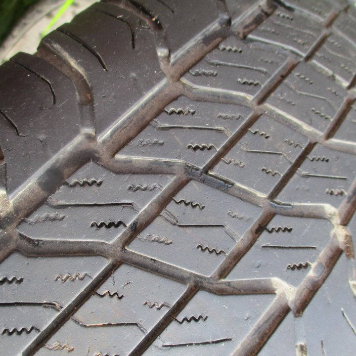 2шт 235 \ 75 R15 Pirelli