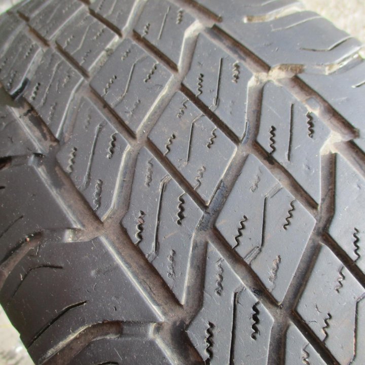 2шт 235 \ 75 R15 Pirelli