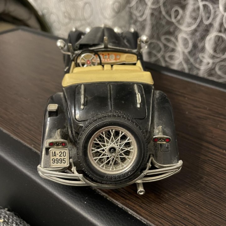 Модель автомобиля Mercedes Benz 1:18