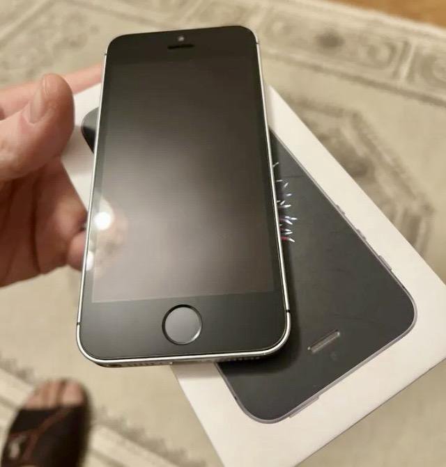 iPhone SE, 64 ГБ