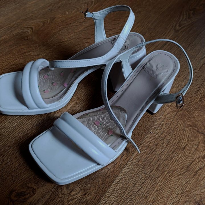 Белые каблуки