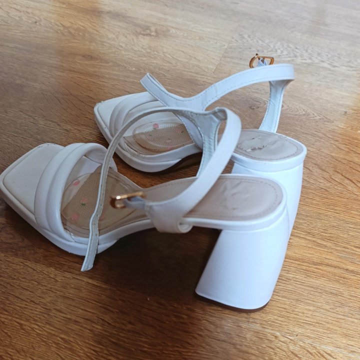 Белые каблуки