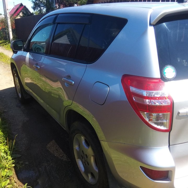 Toyota RAV4, 2010