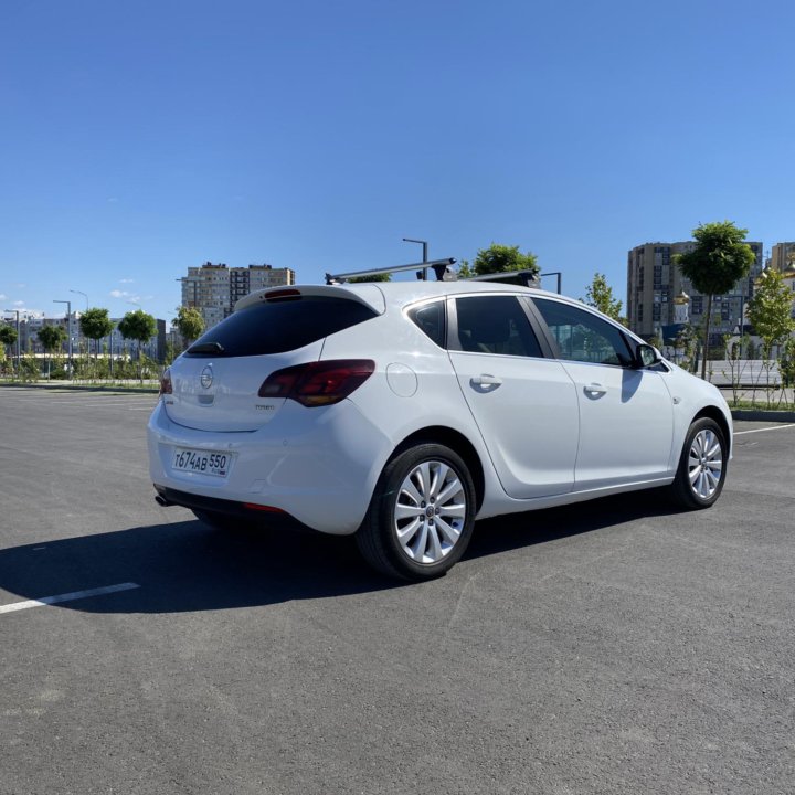 Opel Astra, 2011