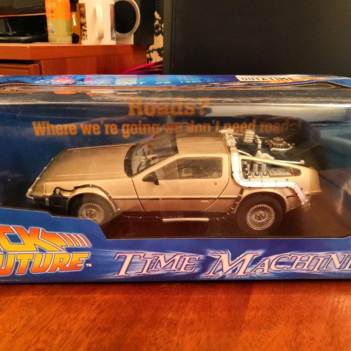 Продам модель delorean dmc из к.ф назад в будущее