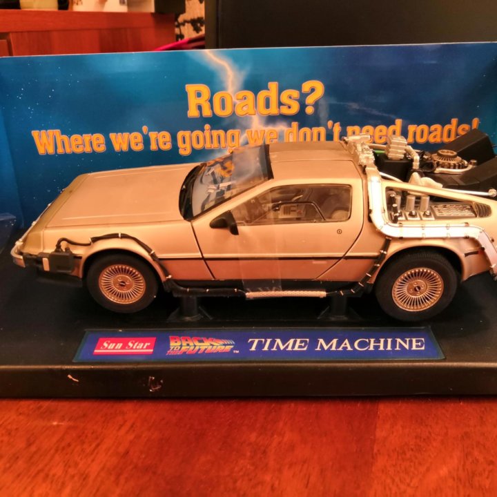 Продам модель delorean dmc из к.ф назад в будущее