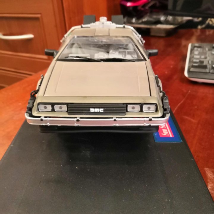 Продам модель delorean dmc из к.ф назад в будущее