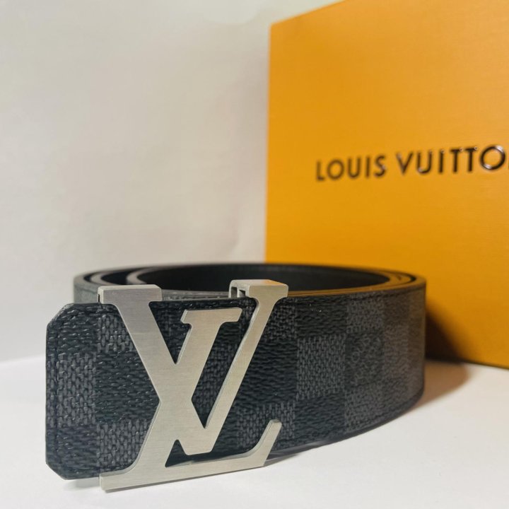 Louis vuitton initials ремень