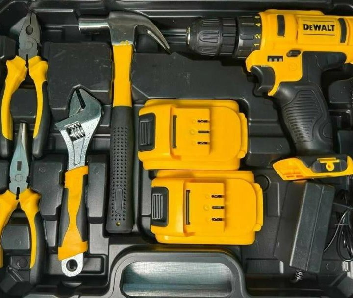 Шуруповерт Dewalt с большим набором инструментов