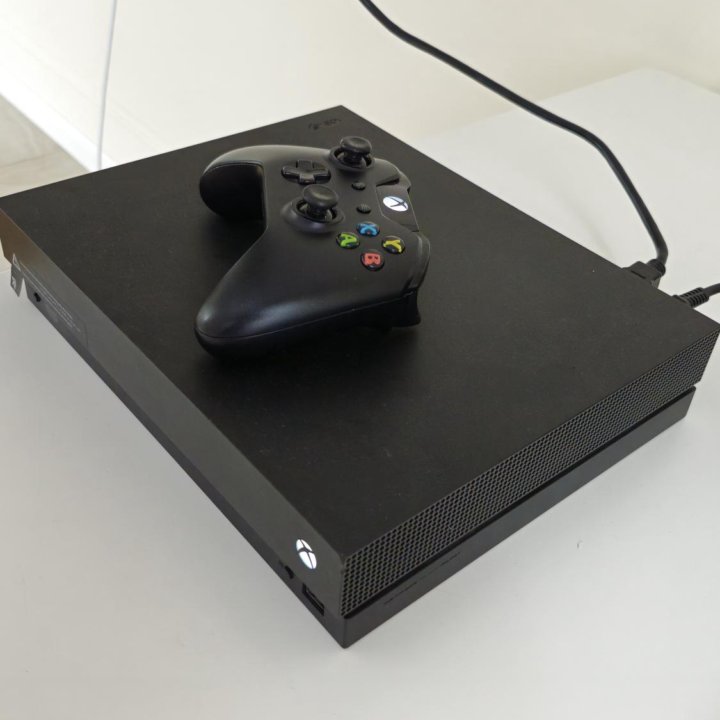 Xbox one x + 23 игры + джойстик