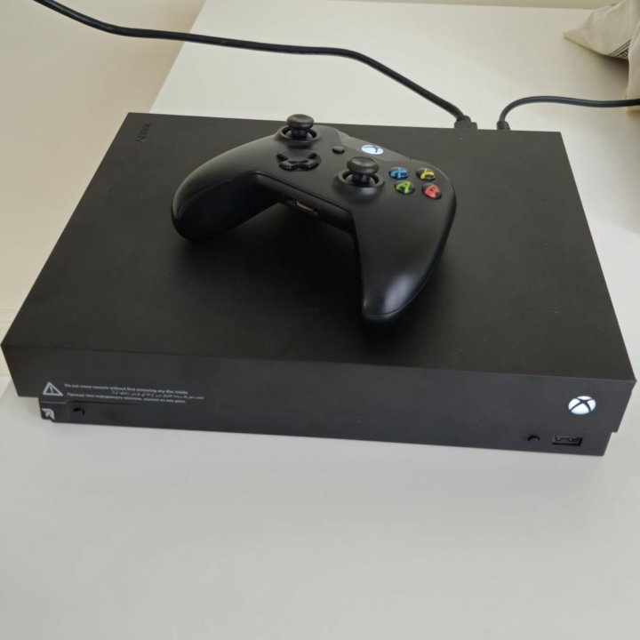 Xbox one x + 23 игры + джойстик