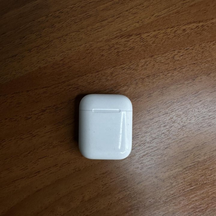 Правый наушник и кейс Apple AirPods