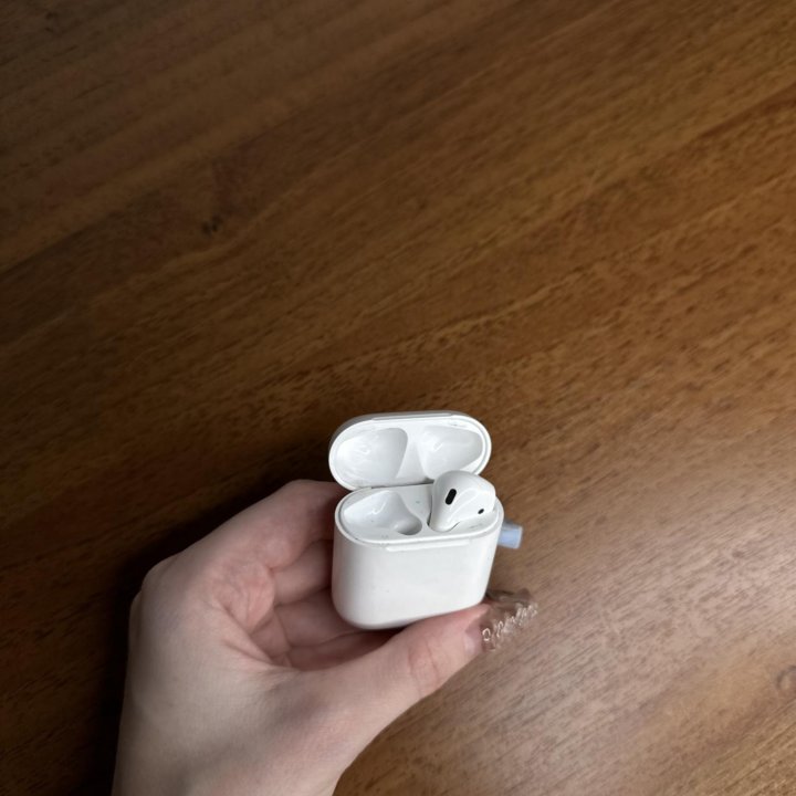 Правый наушник и кейс Apple AirPods