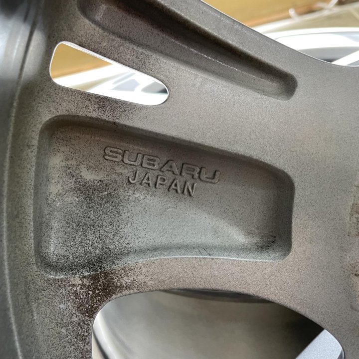 Продаётся комплект литых дисков R17 SUBARU