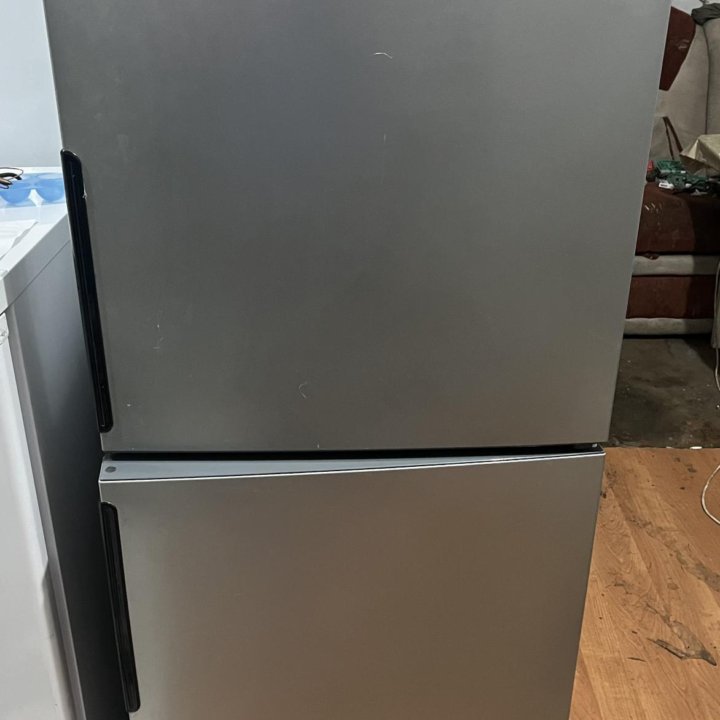 Продам холодильник 2-х камерный HOTPOINT NO FROST