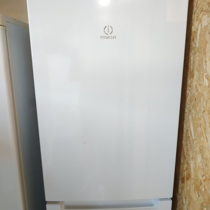 Холодильник INDESIT 167см