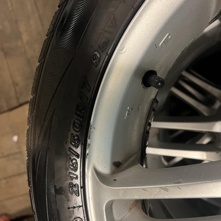 Продам комплект летней резины 215/50 R17 на дисках