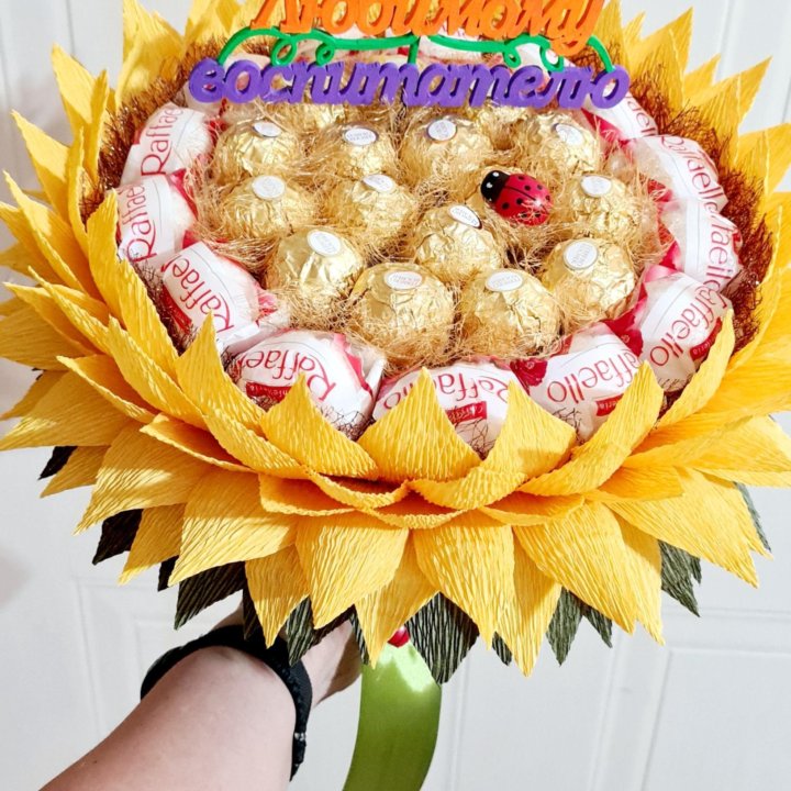 Подсолнух из конфет Ferrero Rocher на 1 сентября