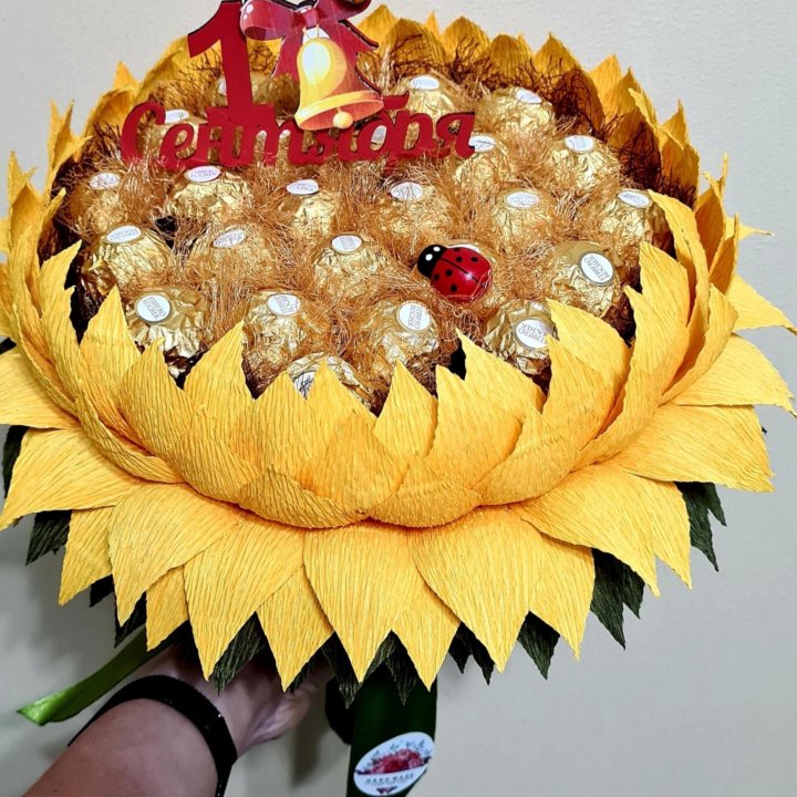 Подсолнух из конфет Ferrero Rocher на 1 сентября