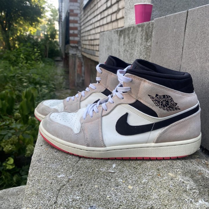 Air Jordan 1 Mid Crimson Tint