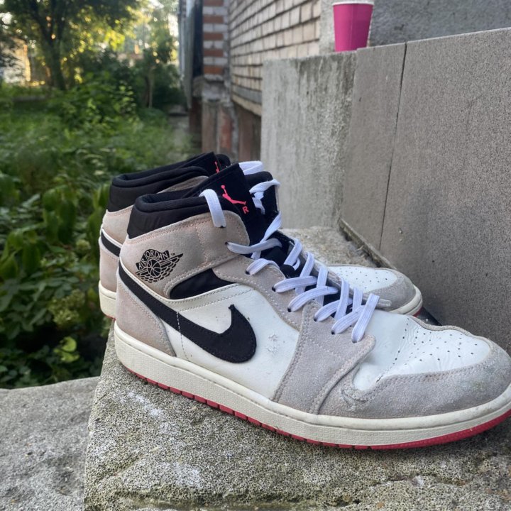 Air Jordan 1 Mid Crimson Tint