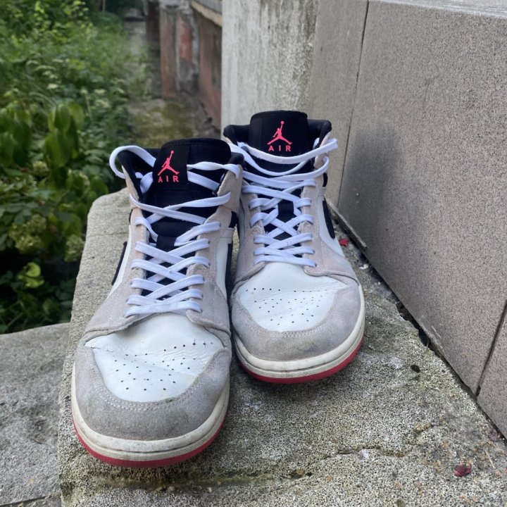 Air Jordan 1 Mid Crimson Tint