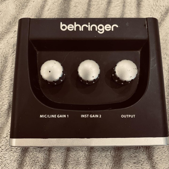 Внешняя звуковая карта BEHRINGER UM 2