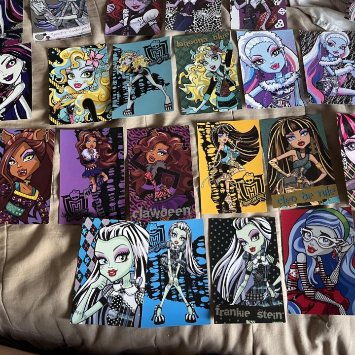 Коллекционные карточки Monster High.