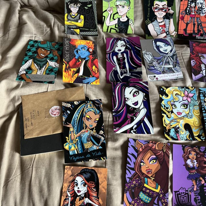 Коллекционные карточки Monster High.