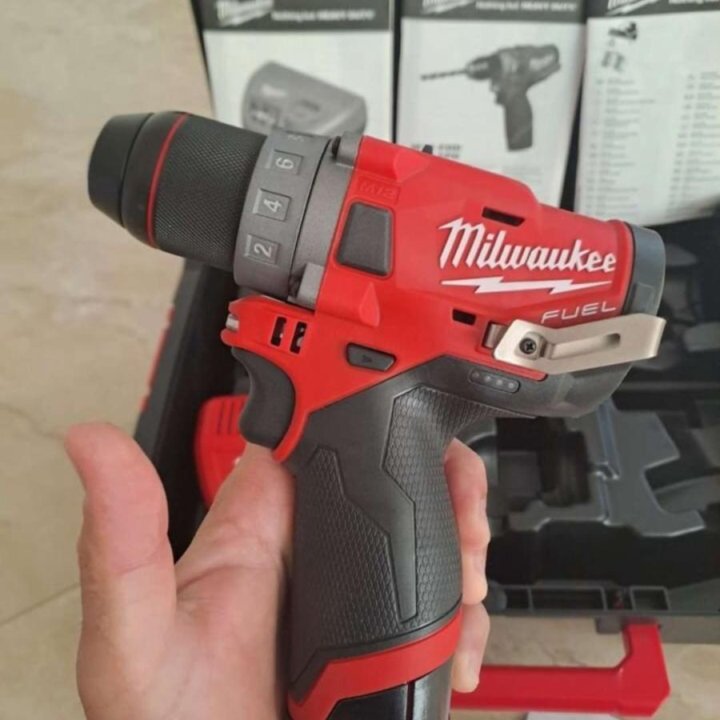 Аккумуляторная дрель-шуруповерт Milwaukee M12 FDD-