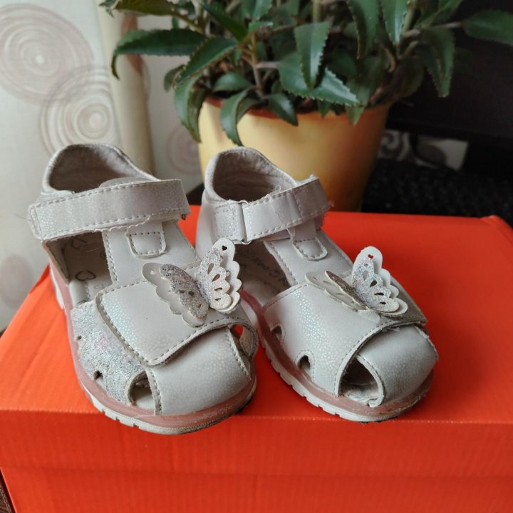 Сандалики на девочку