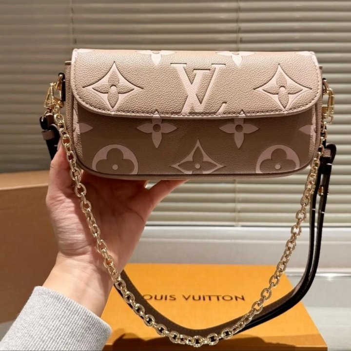 Сумка кросс - боди Louis Vuitton.