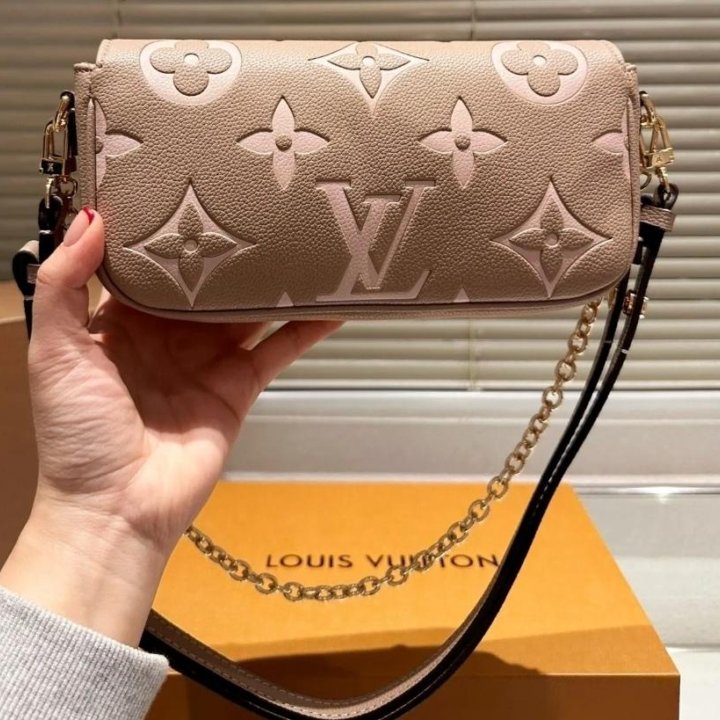 Сумка кросс - боди Louis Vuitton.