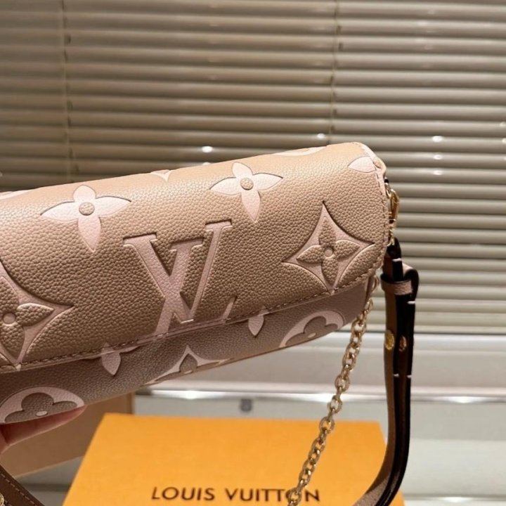 Сумка кросс - боди Louis Vuitton.