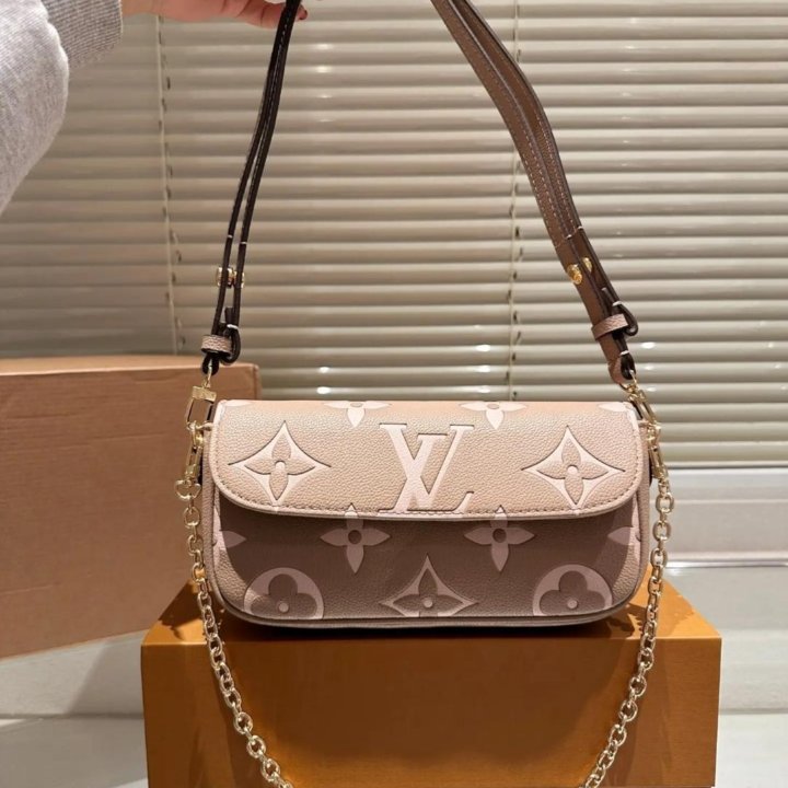 Сумка кросс - боди Louis Vuitton.