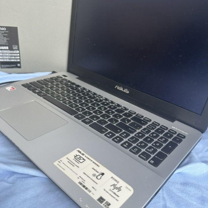 Asus R556, AMD A12 9720p/8gb Ram/1000gb/R8