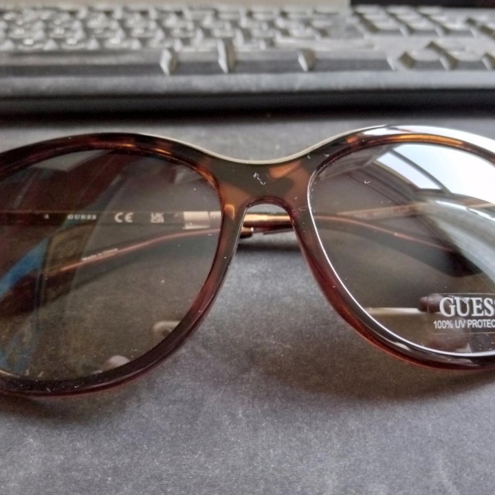 Солнцезащитные очки Guess