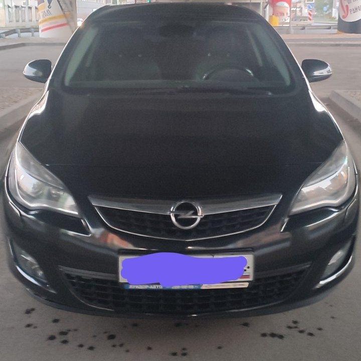 Opel Astra, 2011