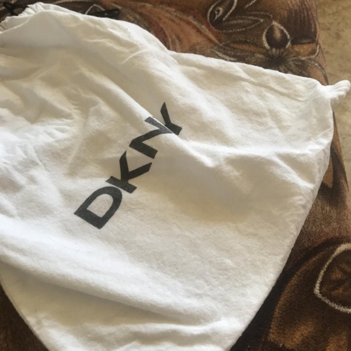 Женская сумочка DKNY из натуральной кожи