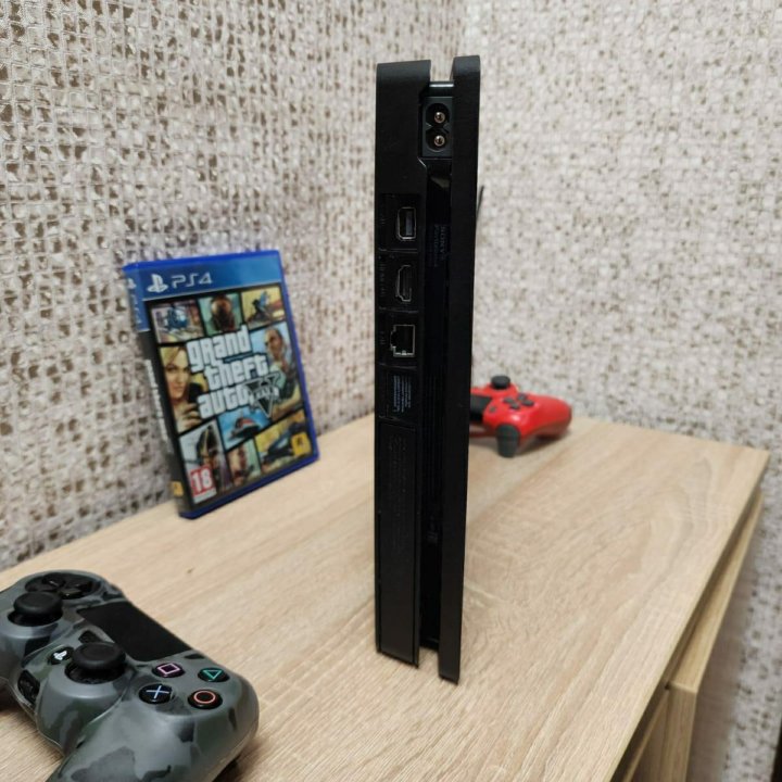 Отличная Sony Playstation 4 Slim,2 джоя,UFC4,GTA5