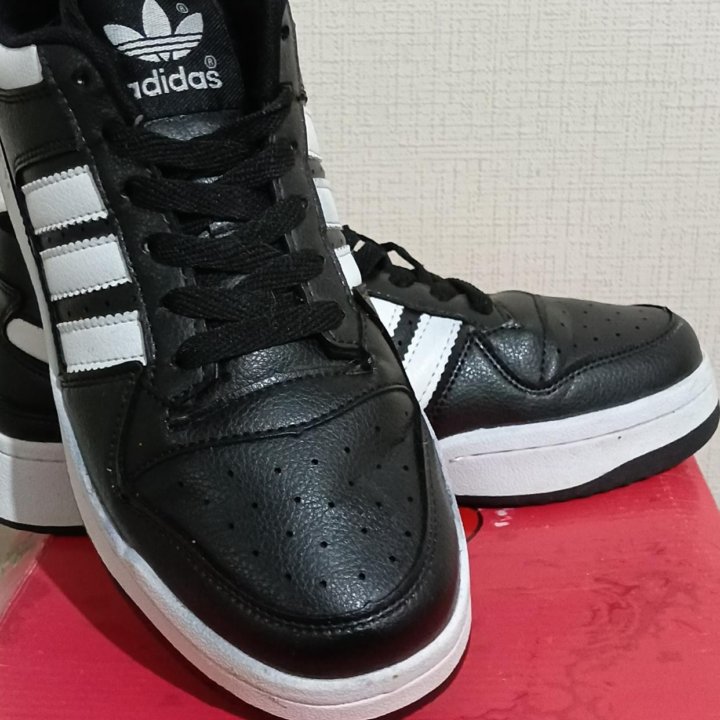 Кроссовки adidas